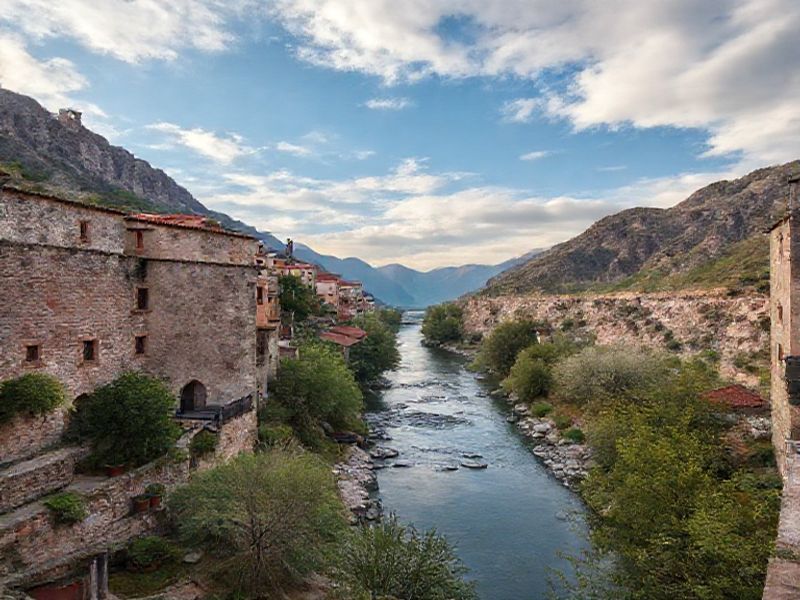 Hidden courtyard and quiet riverside viewpoint